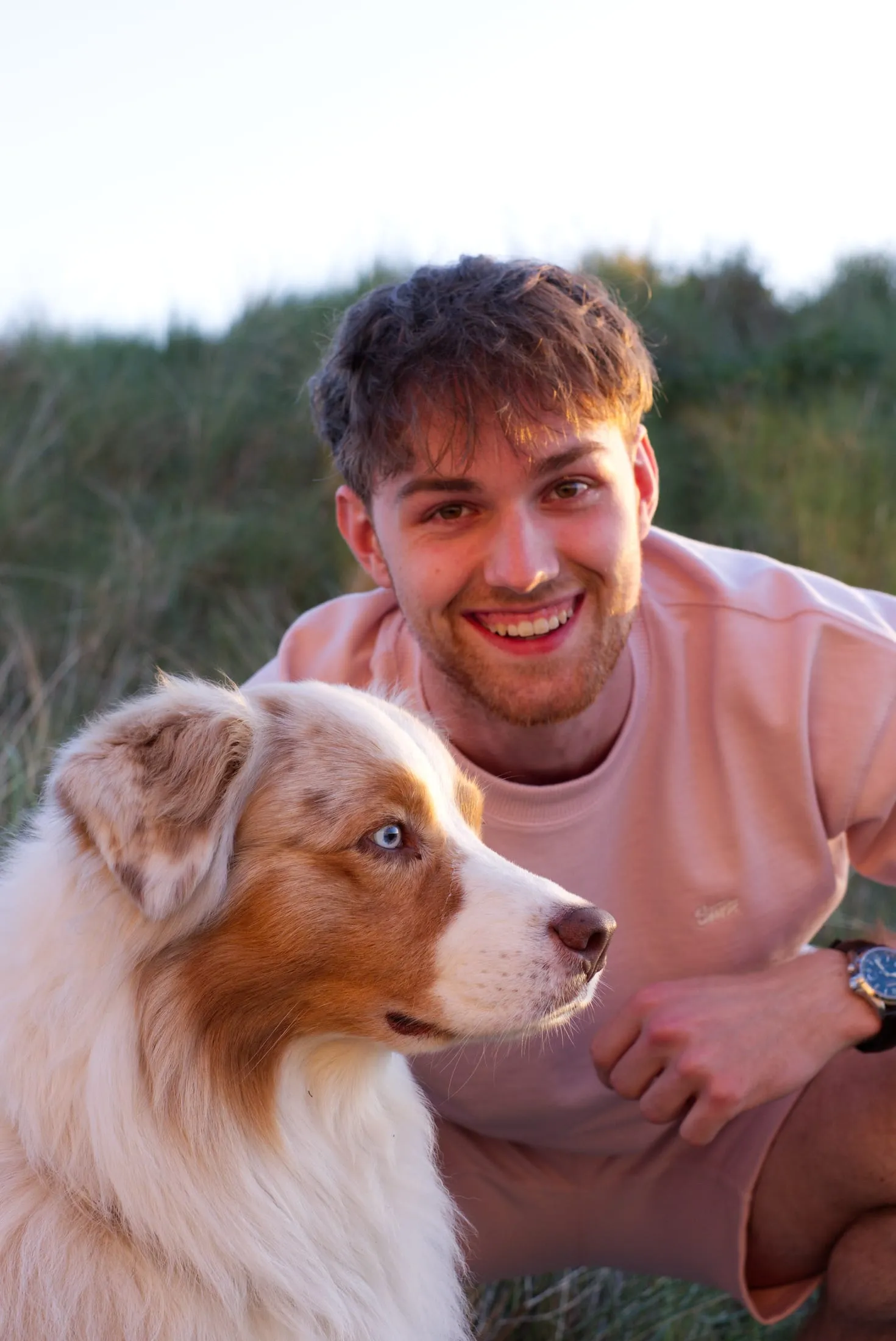 Rodin de Grood, gehurkt achter zijn Australische herder Djues in de duinen